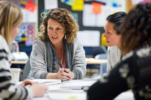 Eine Gruppe von Frauen sitzt in einem Familienzentrum zusammen und führt ein konzentriertes Gespräch bei einem Workshop.