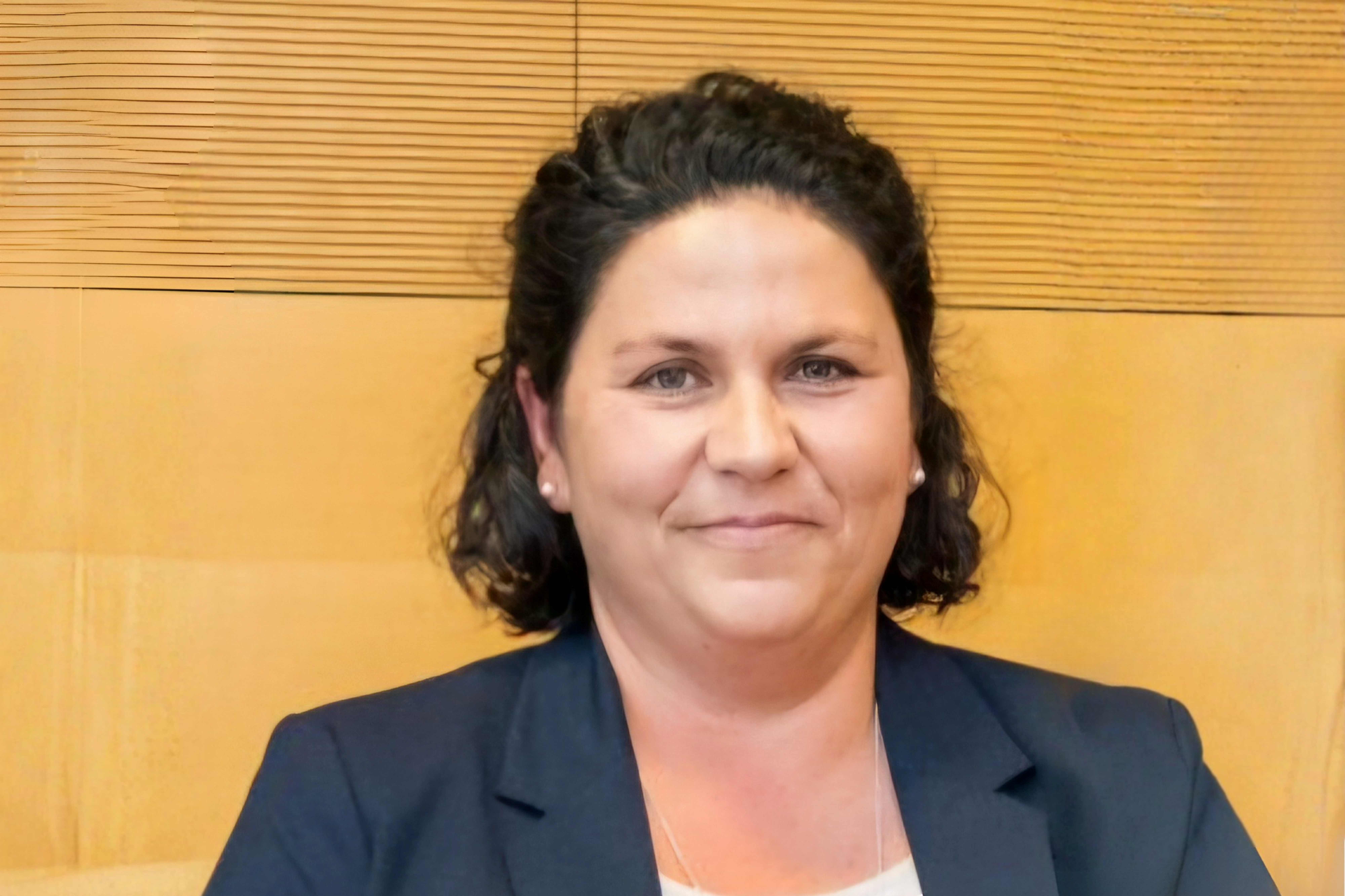 Die Referentin des Kurses Frau Gattermann ist abgebildet. Sie trägt einen dunklen Blazer und Perlenohrringe. Weiters hat sie dunkles, etwa schulterlanges Haar.