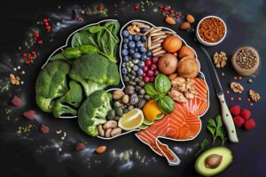 Eine Gehirnform, die aus gesunden Lebensmitteln wie Brokkoli, Nüssen, Beeren und Fisch gelegt wurde, als Symbol für gesunde Ernährung.
